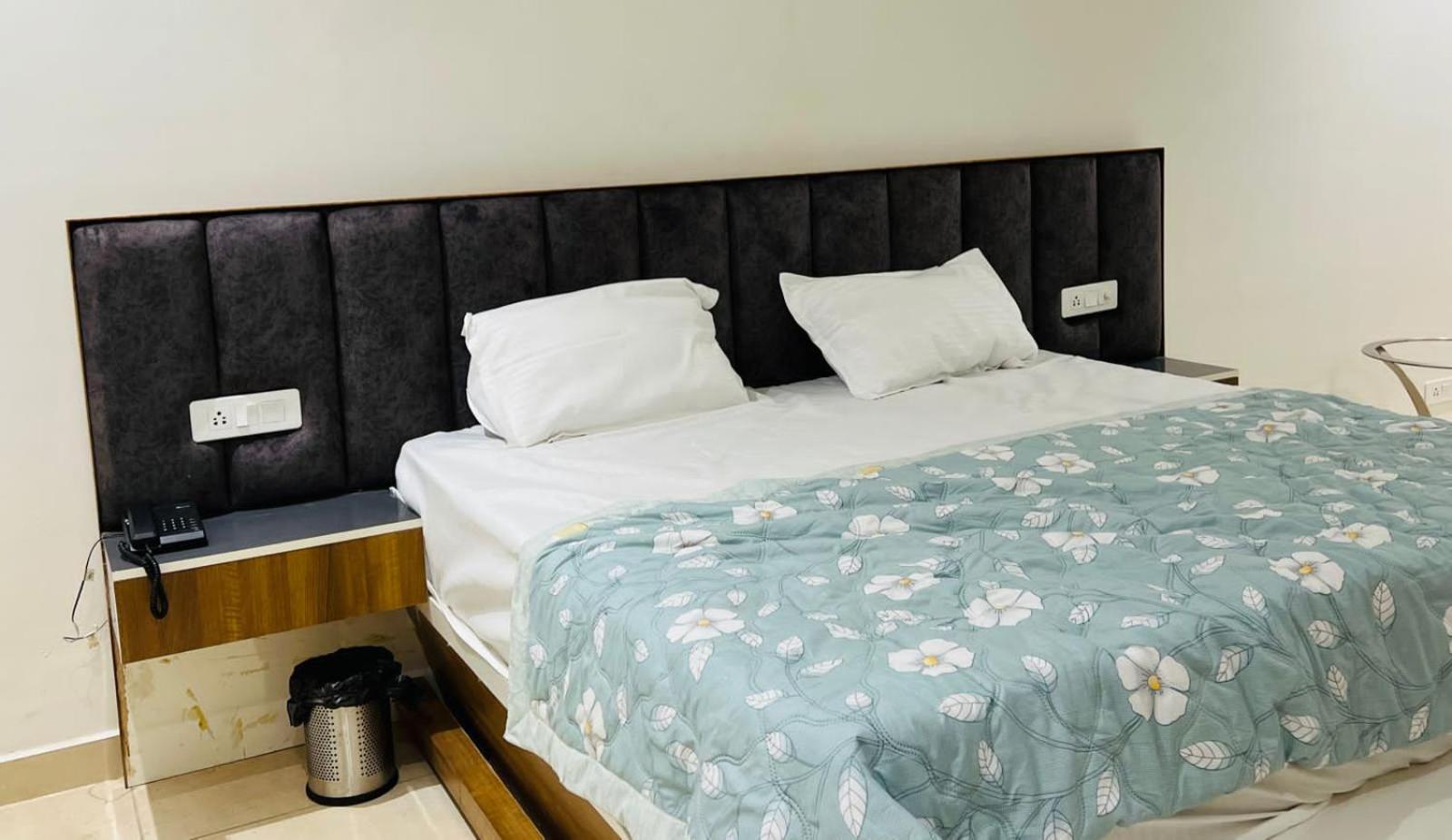 Hotel Skylark & Banquet Palwal Eksteriør billede