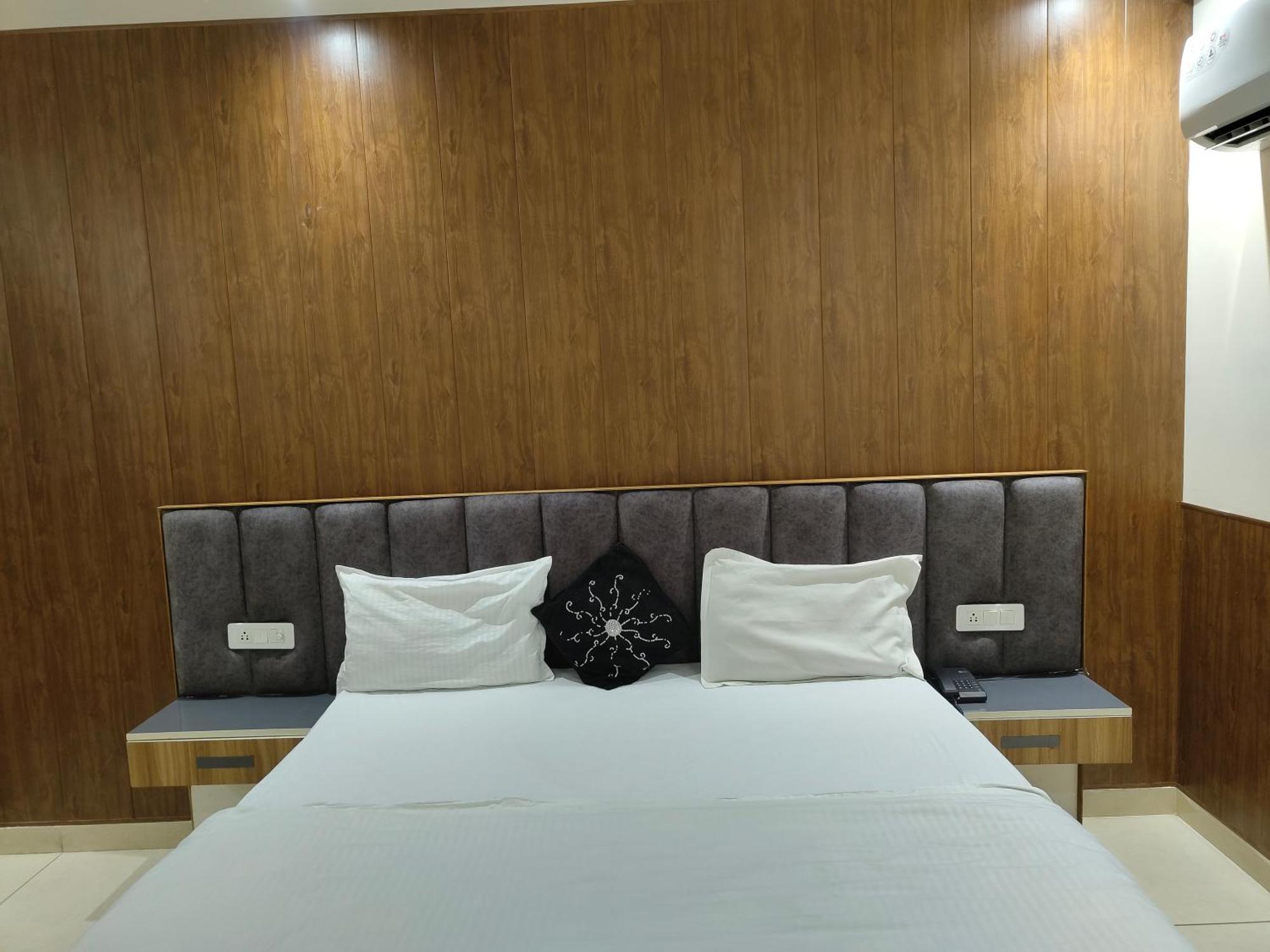 Hotel Skylark & Banquet Palwal Eksteriør billede
